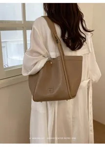Vue détaillée du sac cabas minimaliste en cuir marron, parfait pour un style quotidien.
