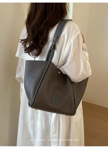 Vue détaillée d'un sac cabas texturé gris foncé, grand style panier polyvalent et chic.