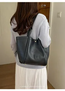 Détail de sac cabas bandoulière en cuir noir décontracté, sac à main quotidien polyvalent.