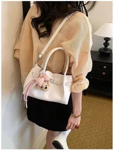 Bolso de mano blanco elegante para mujer cruzado con lindo oso y lazo para uso diario chic.