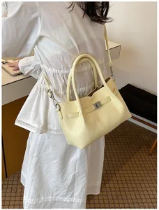 Vista detallada del elegante bolso cruzado amarillo claro para mujer con herrajes chic.