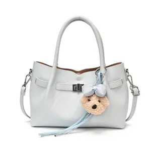 Bolso de mano de cuero azul claro para mujer, bolso bandolera versátil con dije de oso