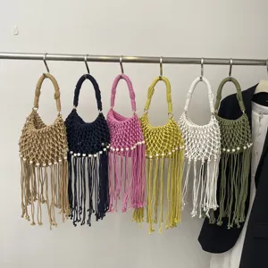 Gedetailleerd overzicht van handgeweven macrame franjetassen in verschillende kleuren.