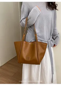 Sac cabas marron élégant pour femme, grand sac porté épaule minimaliste et rétro.
