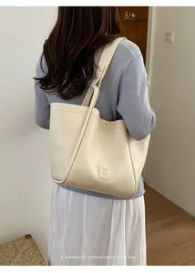 Grand sac cabas fourre-tout pour femme, sac a epaule en cuir pu polyvalent, style chic.