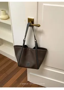 Sac cabas minimaliste marron fonce, grand sac a epaule elegante pour femme au quotidien.