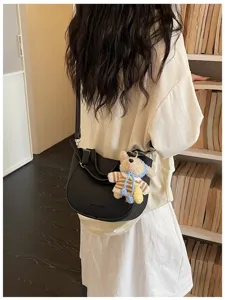 Sac à bandoulière en cuir noir pour femme avec détail de pendentif ours en tricot