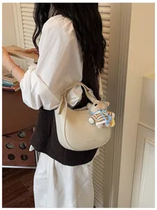 Sac à bandoulière demi-lune tendance pour femme avec adorable pendentif ours, style décontracté.