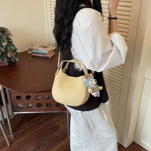 Sac à bandoulière jaune en cuir PU pour femme avec joli pendentif d'ours, sac à main tendance.