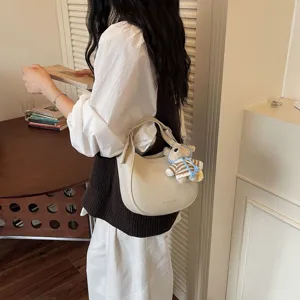 Sac à épaule minimaliste chic en cuir synthétique pour femme, sac seau tendance avec charm's ours.