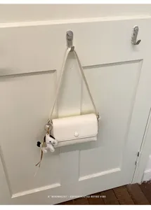 Borsa a tracolla bianca minimalista con ciondolo cavallo, elegante borsa retrò chic.