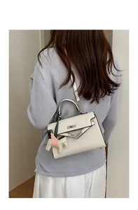 Witte lederen schoudertas crossbody tas detail weergave dagelijkse outfit stijl look