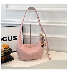 Rosa Hobo Schultertasche für Damen, stylische PU-Leder Achseltasche mit süßem Anhänger.
