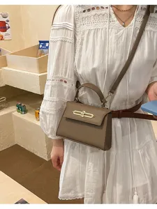 Braune Leder Umhängetasche Detail, Retro Stil Schultertasche mit eleganter Metallschließe.