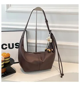 Dunkelbraune Leder Umhängetasche Detail, stilvolle Hobo Tasche mit süßem Anhänger.