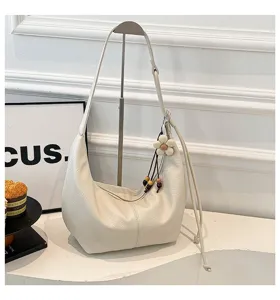 Minimalistische weiße Leder Hobo Schultertasche Beuteltasche mit süßem Blumenanhänger Alltag.