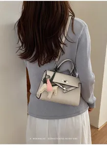 Elegante retro beige dames schoudertas klassiek design crossbody tas met leuke hanger accessoire