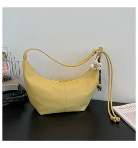 Gelbe Hobo-Umhängetasche für Damen, stilvolle Leder Knödel Umhängetasche mit Anhänger.