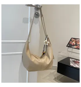 Beige Leder Hobo Umhängetasche lässige Crossbody Achseltasche mit süßem Blumenanhänger.
