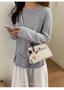 Gedetailleerd overzicht van de retro PU lederen Kelly tas met chique paardenhanger.