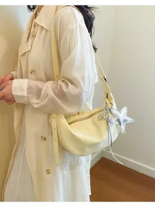 Elegante bolso de hombro amarillo estilo francés con colgante de estrella para mujeres.