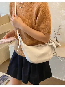 Bolso de hombro dumpling blanco estilo dulce francés con dije de estrella y cremallera.