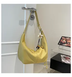 Stilvolle gelbe Leder Hobo Schultertasche mit niedlichem Anhänger für den täglichen Weg.
