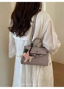 Klassieke retro vrouwen schoudertas handtas met schattige paardenbedel minimalistische elegante stijl.
