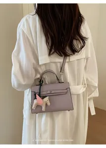 Gedetailleerd overzicht van de retro paarse Kelly stijl handtas met Pegasus bedel.