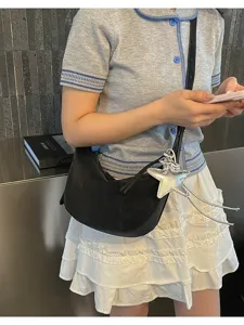 Bolso cruzado de media luna estilo dulce francés con colgante de estrella plateada brillante.