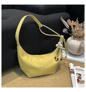 Gelbe Leder Hobo Schultertasche lässige Cresent Dumpling Handtasche mit Blumenanhänger