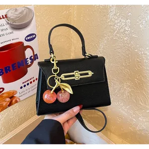 Schwarze Damen Ledertasche im Kelly Stil, elegante Umhängetasche mit hübschem Kirsch-Anhänger.