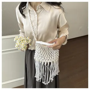 Handgemaakte geweven macramé schoudertas met franjes en houten kralen voor de zomer.