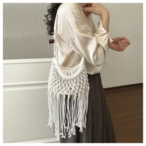Detail van witte macramé franje schoudertas, stijlvolle geweven zomer strandhandtas.
