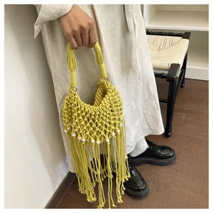 Gele macramé geweven nettas met kralen en franjes, een stijlvolle zomertas voor dames.