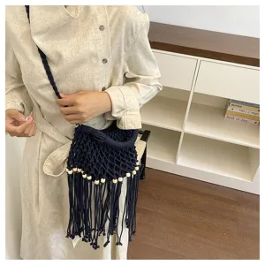 Gedetailleerd overzicht van de donkerblauwe geweven macramé franje handtas met kralen.