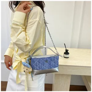 Vista dettagliata della borsa a tracolla trapuntata in denim da donna con finiture argentate.
