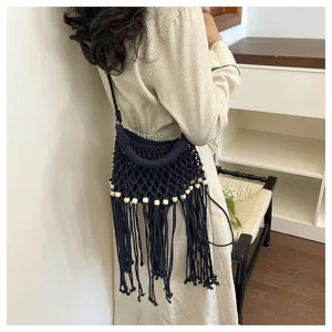 Gedetailleerd overzicht van een handgeweven macramé schoudertas met stijlvolle franjes en kralen.