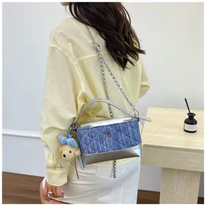 Borsa a tracolla trapuntata in denim da donna con catena e grazioso ciondolo orsetto.