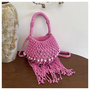 Roze geweven franje handtas detail, hol macramé crossbody ontwerp met houten kraaltjes.