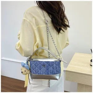 Borsa a tracolla trapuntata in denim da donna elegante borsa con ciondolo orsetto.