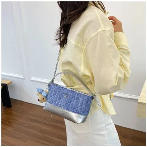 Borsa a tracolla trapuntata in denim con manico argentato e simpatico ciondolo a orsetto.
