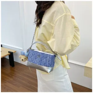 Borsa a tracolla trapuntata in denim alla moda con finiture argentate e ciondolo a forma di orsetto.