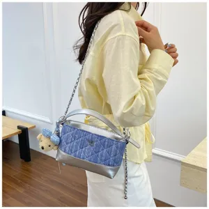 Elegante borsa a tracolla in denim trapuntato con dettagli argento e ciondolo orsetto.