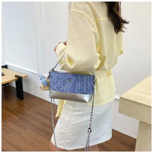Borsa a tracolla da donna in denim trapuntato con dettagli in pelle argentata e catena.