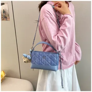 Borsa a tracolla trapuntata in denim con catena, manico e grazioso ciondolo ad orsetto.