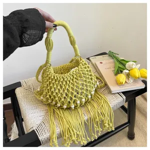 Gele geweven macramé handtas met kralen en franjes, chique zomerse schoudertas voor vakantie.