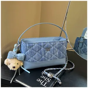 Borsa a tracolla trapuntata in denim blu con catena e grazioso ciondolo per le donne