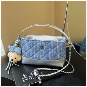 Borsa trapuntata in denim con fondo argento, catena metallica e grazioso portachiavi orsetto.
