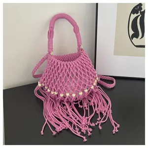 Roze macramé geweven handtas met houten kralen en franjes voor de zomervakantie dagelijks